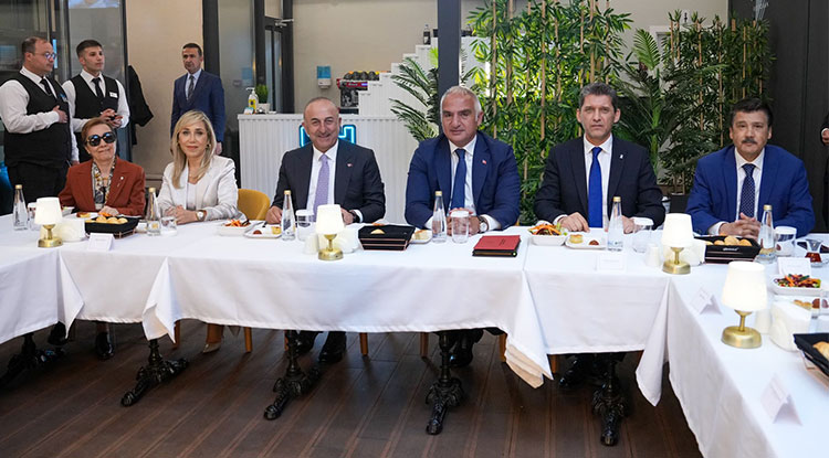 Bakan Ersoy, AK Parti Antalya teşkilatı ile bir araya geldi