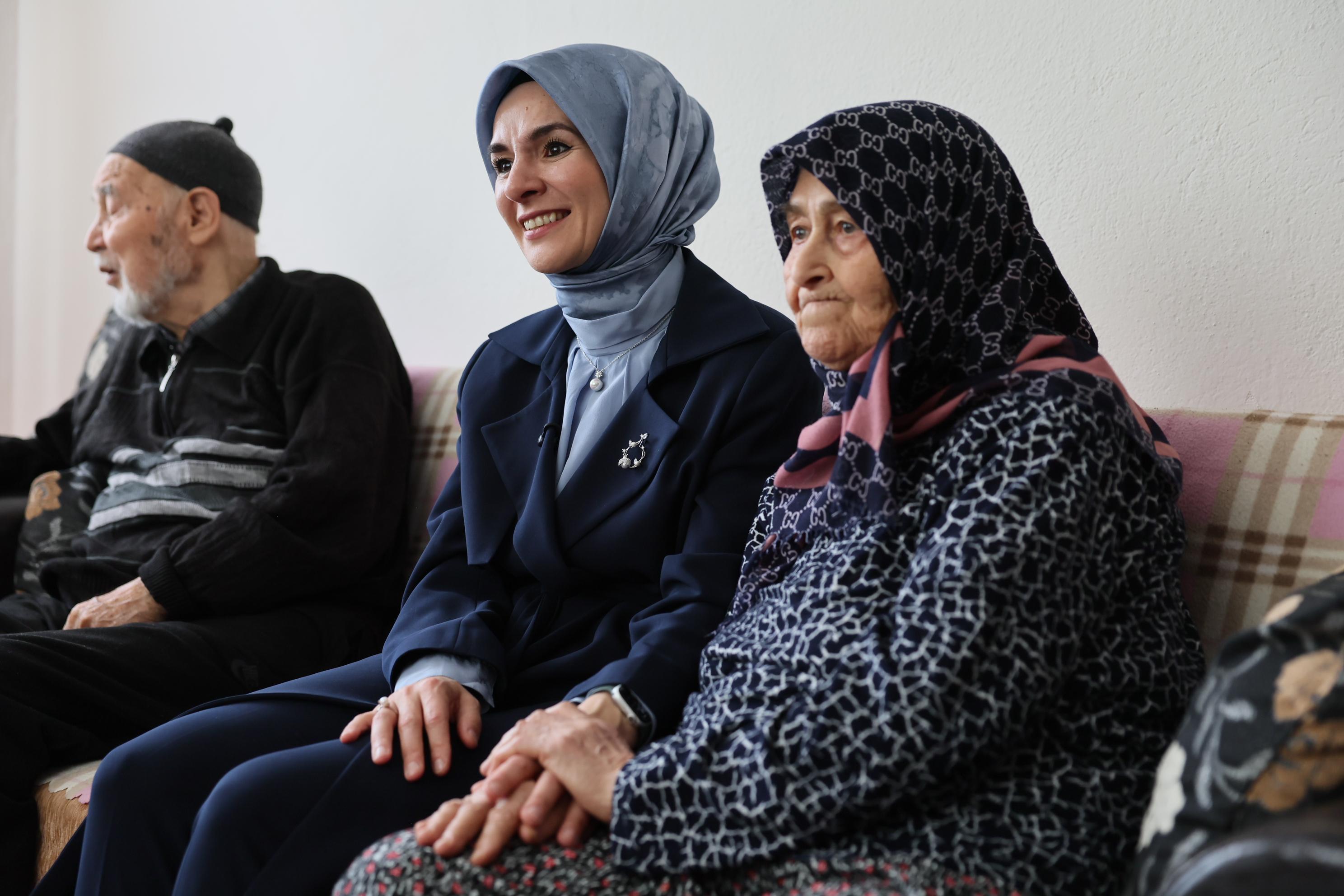 Bakan Göktaş, 70 yıldır evli olan Yılmaz çiftini ziyaret etti