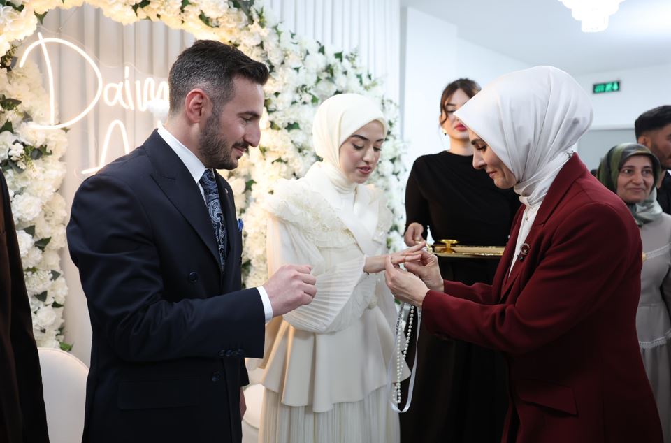 Bakan Göktaş, kendisine sosyal medyadan ulaşan gencin nişan yüzüğünü taktı