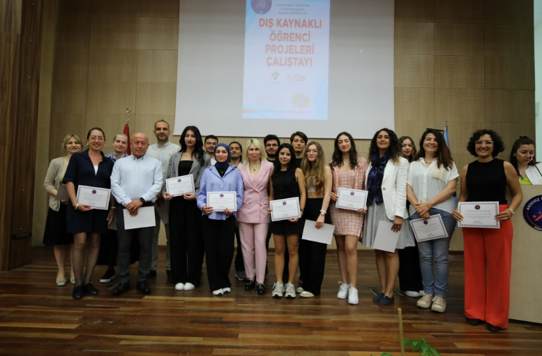 Başarılı öğrenciler ödüllendirildi
