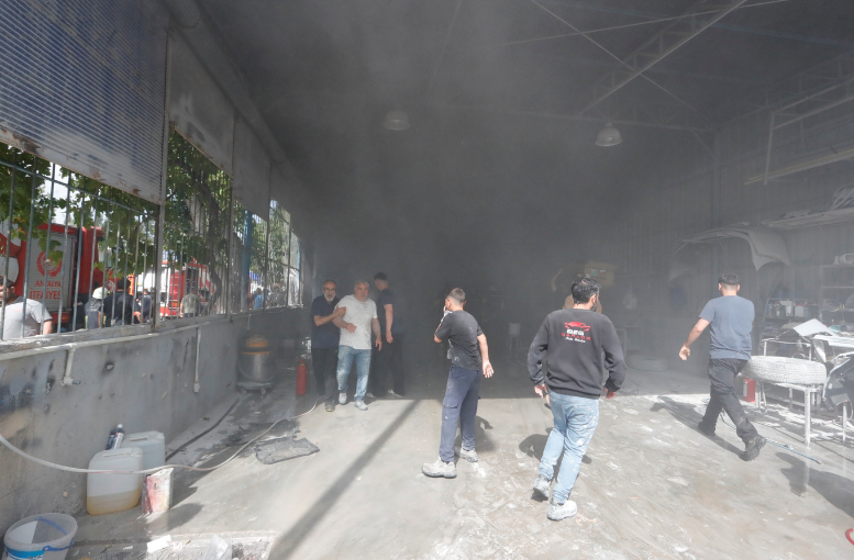 Boya atölyesinde yangın: 12 kişi dumandan etkilendi