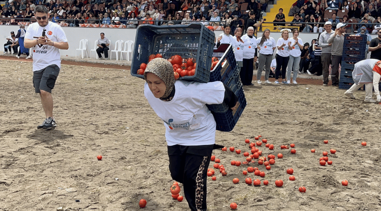 Çiftçi kadınlar bu kez yarışmalarda ter döktü