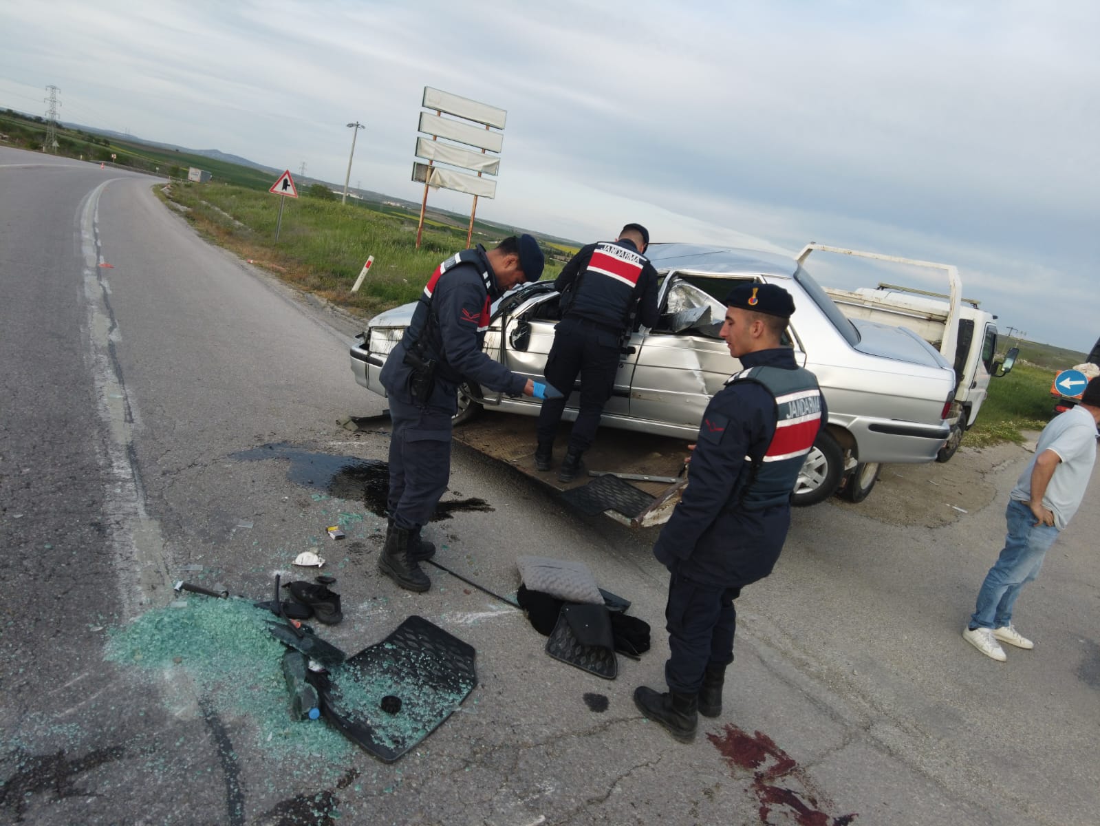 Devrilen otomobilin sürücüsü yaralandı
