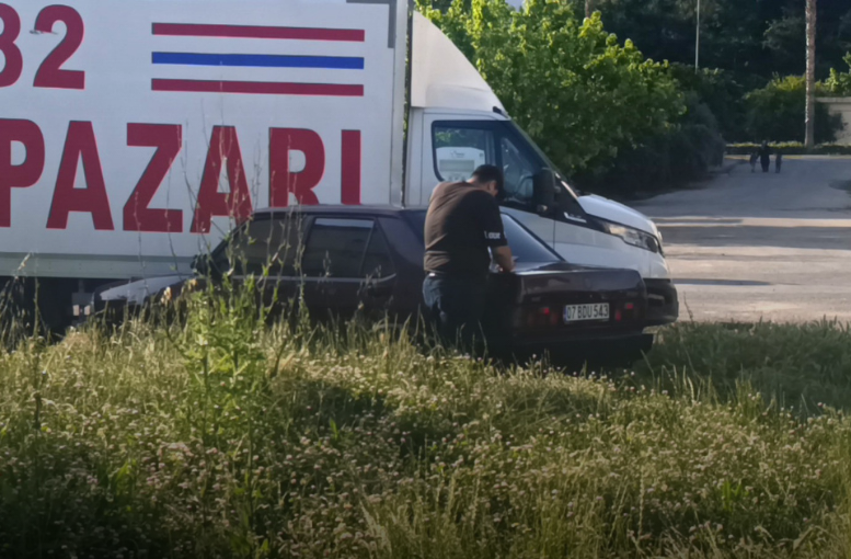 ‘Dur’ ihtarına uymayan otomobil otluk alanda bulundu