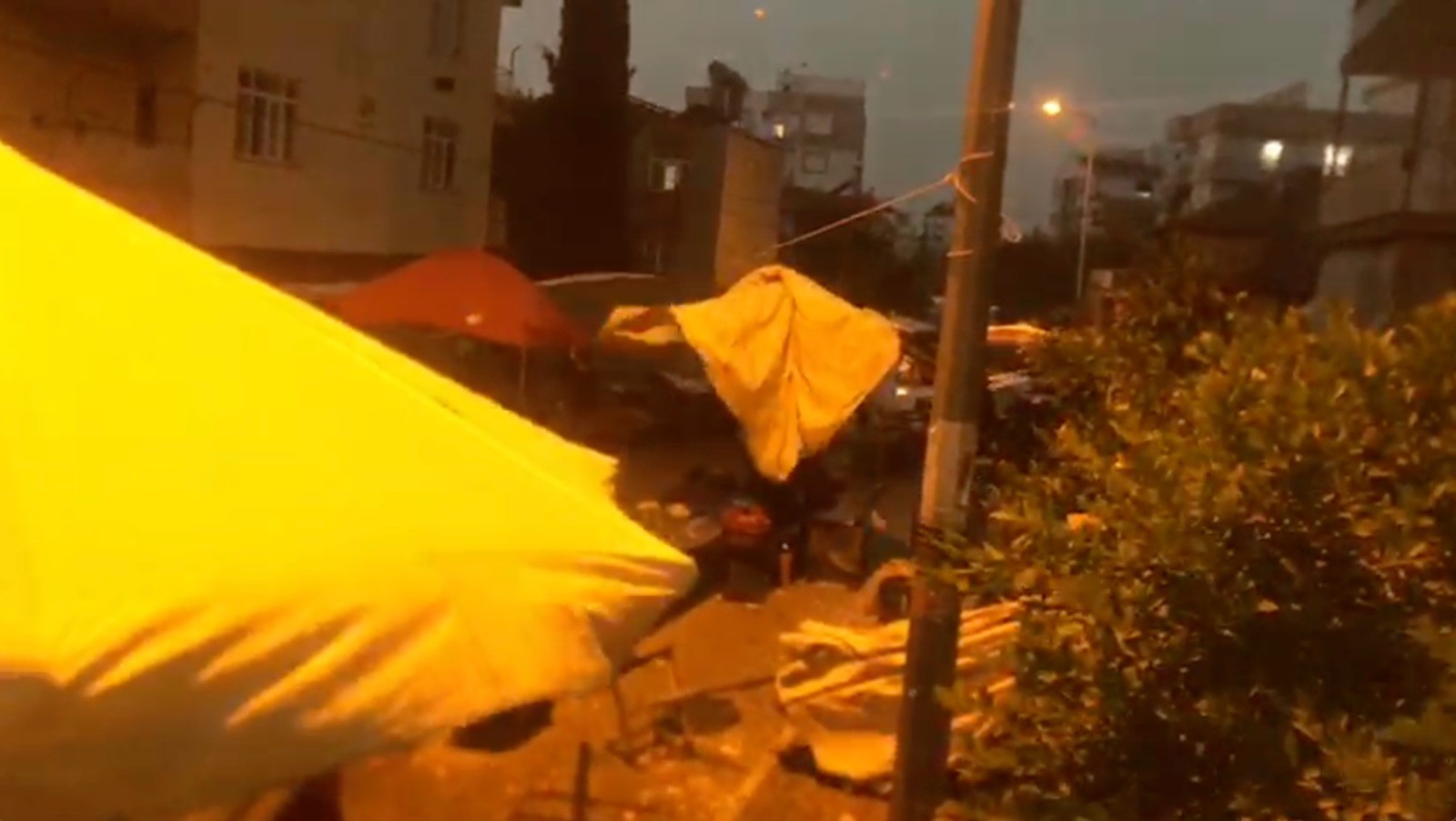 Esnaf hazırlıksız yakalandı! Kentte fırtına ortalığı birbirine kattı