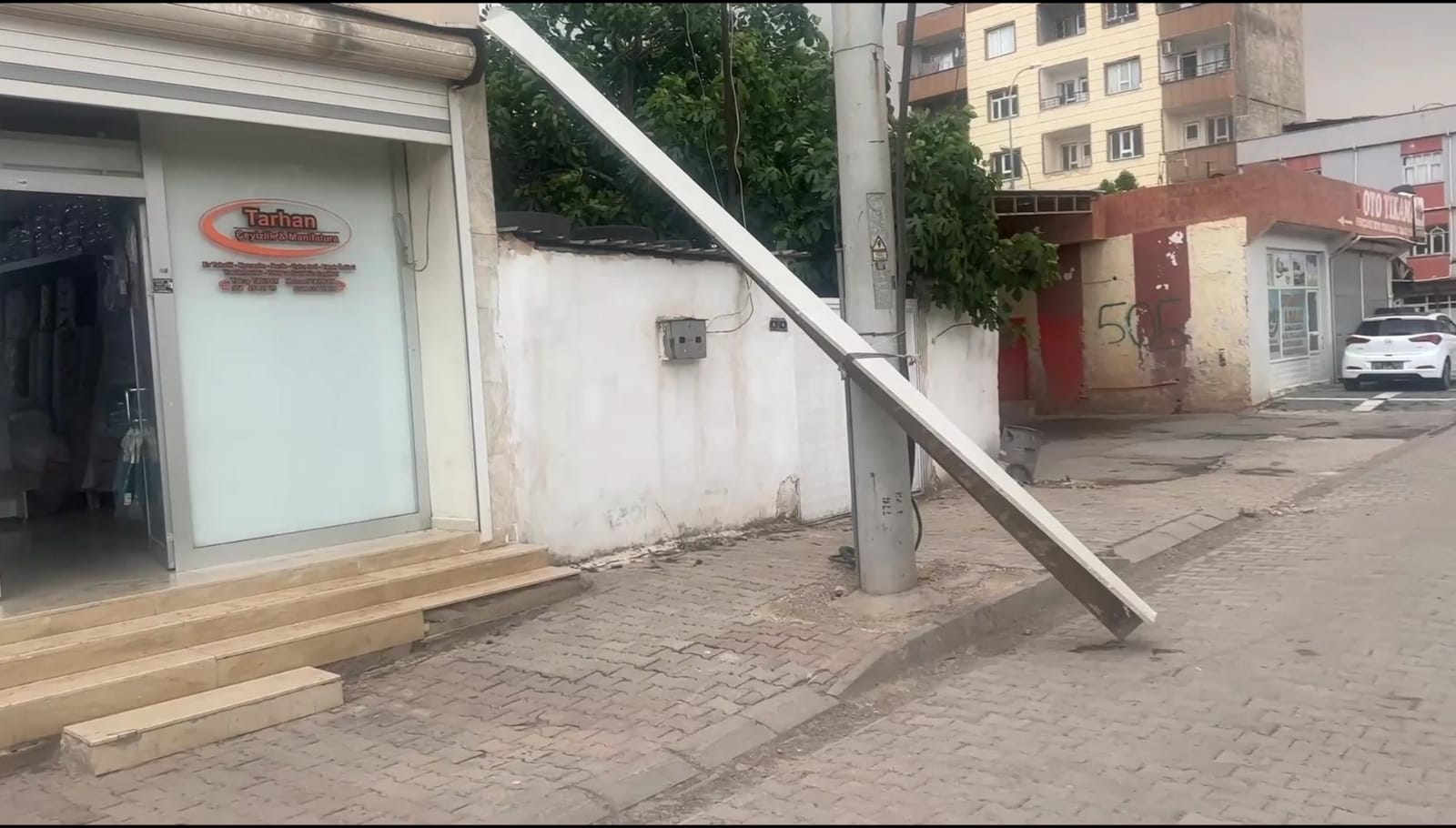 Fırtına sürücülere zor anlar yaşattı