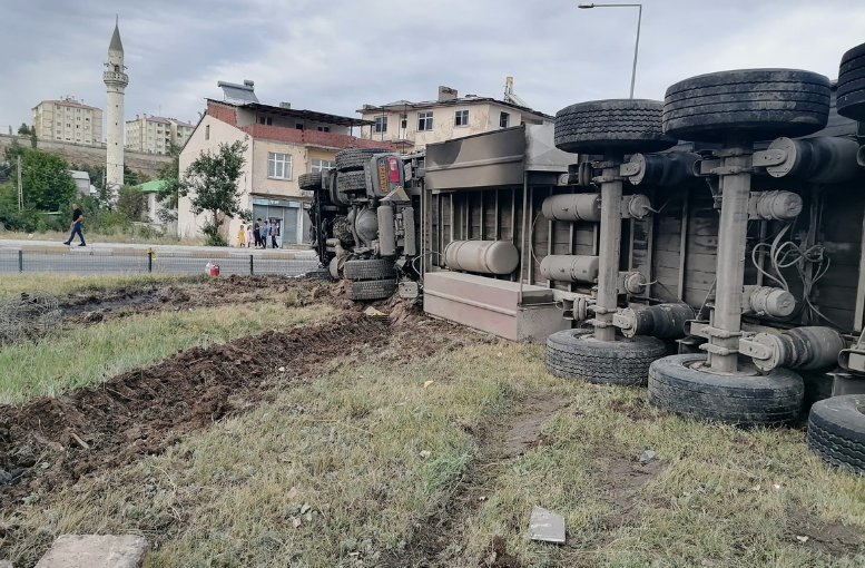 Freni boşalan tır ortalığı savaş alanına çevirdi