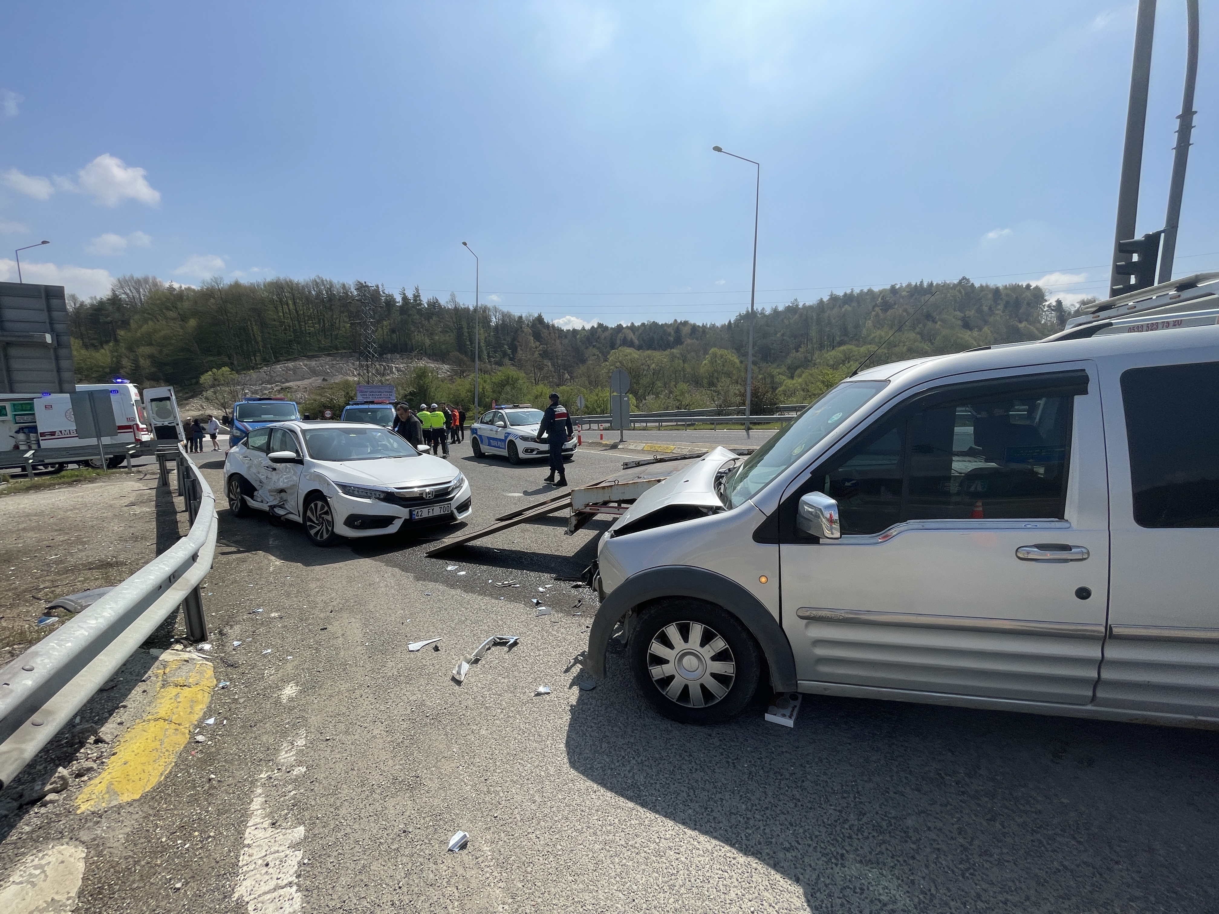 Hafif ticari araç ile otomobil çarpıştı