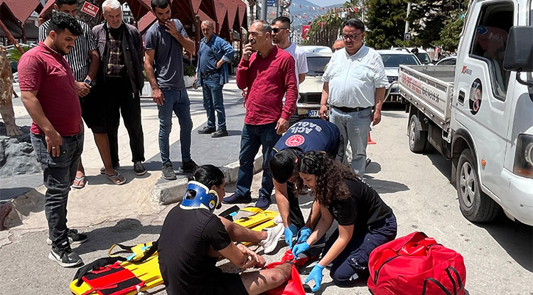 Kamyonet ile elektrikli motosiklet çarpıştı: 2 yaralı