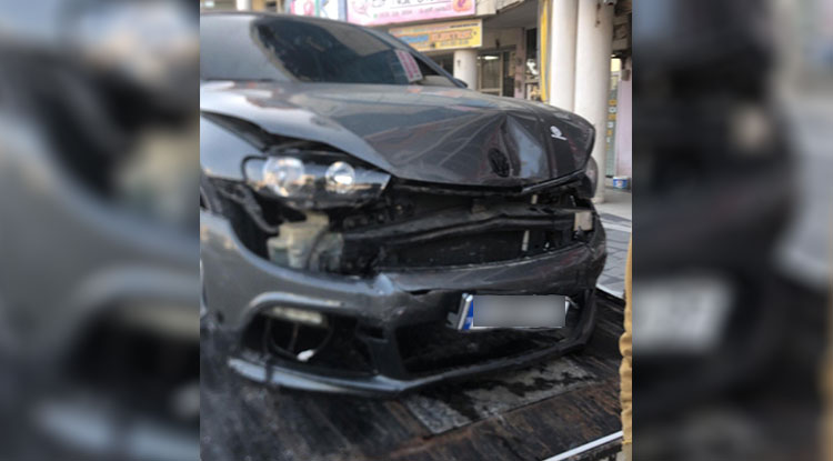 Kontrolden çıkan otomobil önce kaldırıma sonra saksılara çarptı