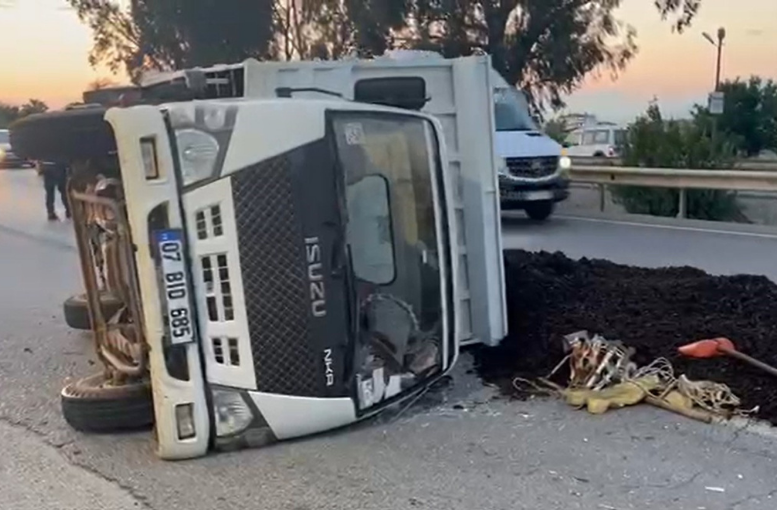 Lastiği patlayan kamyonet devrildi