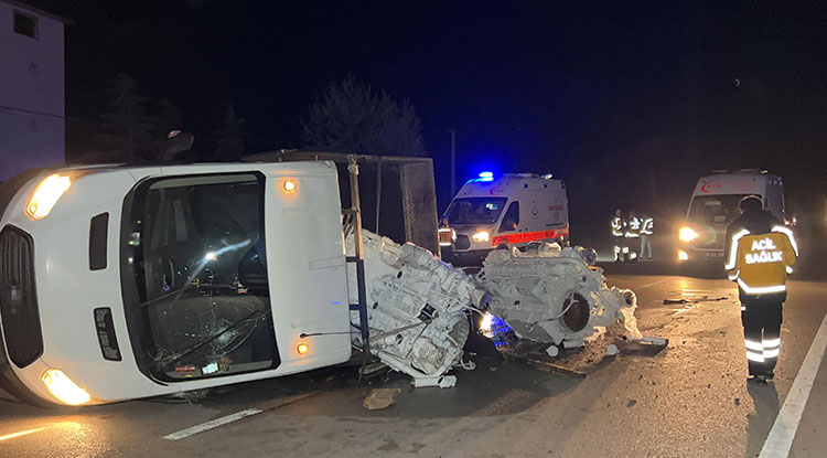 Lastiği patlayan tekne motoru yüklü kamyonet devrildi