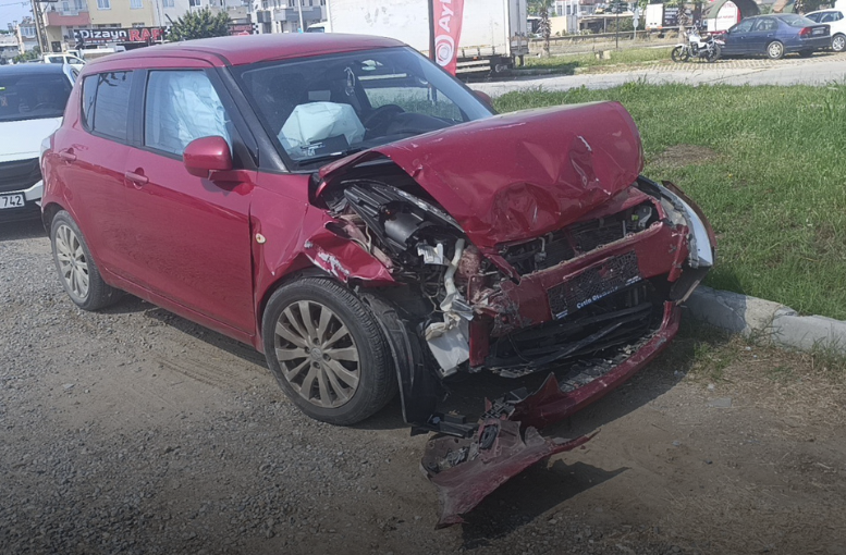 Manavgat'ta otomobil ile kamyonet çarpıştı
