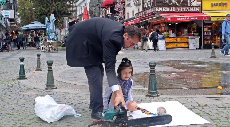 Antalya'da babadan ilginç eylem 
