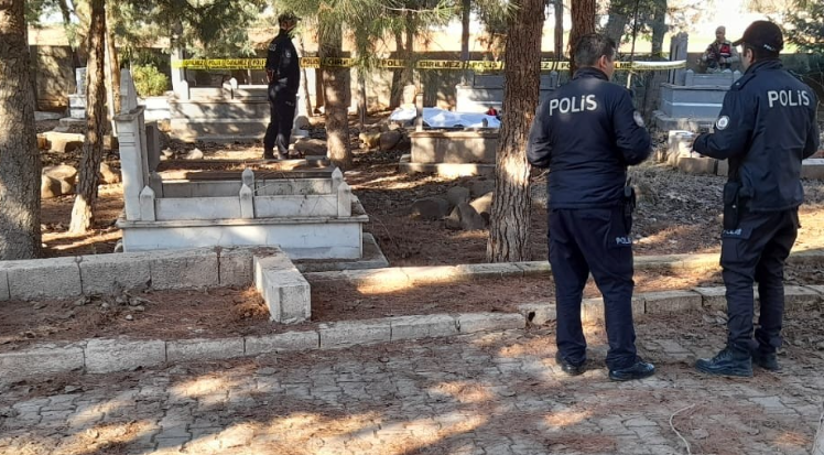 Kardeşini vurdu, annesinin mezarında intihar etti