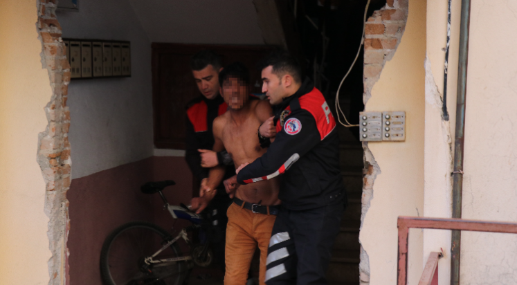 İntihar girişimi başarısız olunca gazetecilere saldırmaya çalıştı