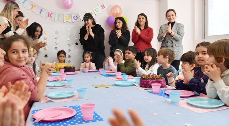 Depremzede çocukların buruk doğum günü