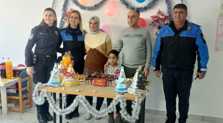 Depremzede miniğe doğum günü sürprizi