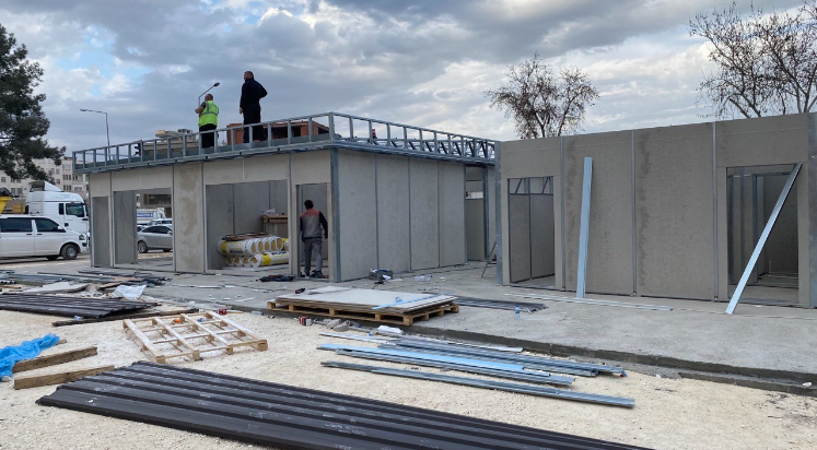 Adıyaman’da esnaflar için prefabrik çarşı kurulumuna başlanıldı.