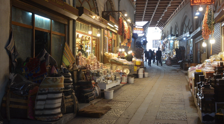 Kahramanmaraş'ta esnaf kepenklerini açmaya başladı