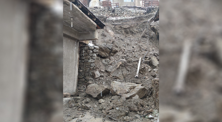 Hakkari’de toprak kayması