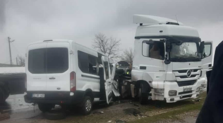 Batman’da minibüs ile tır çarpıştı: 1 ölü, 2 ağır yaralı