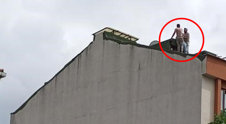 İntihar etmeye çalışan şahsı döverek aşağı indirdi