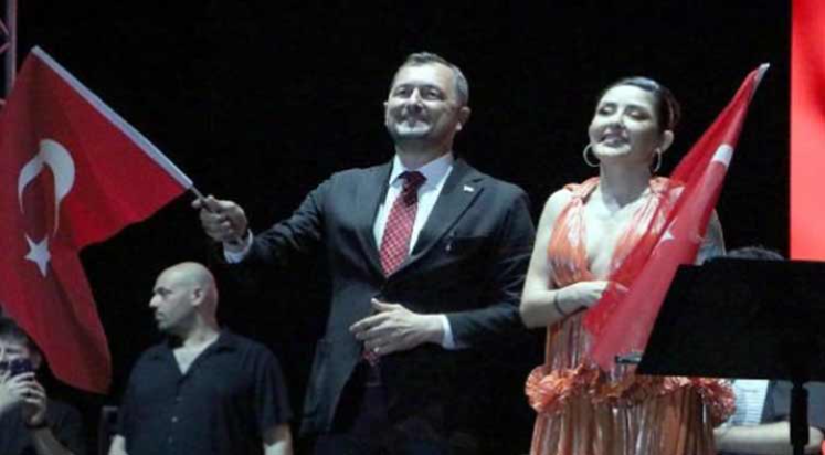 Melek Mosso konserinde tepki toplayan Belediye Başkanı Yüksel görevden alındı