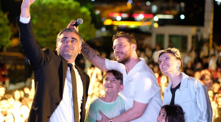 Ünlü şarkıcı Sinan Akçıl, öğrenciler için sahne aldı  
