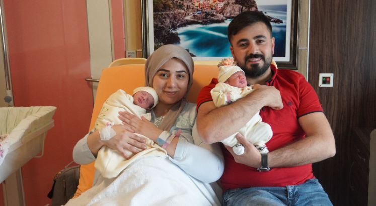 İkiz bebeklerini normal doğumla dünyaya getirdi
