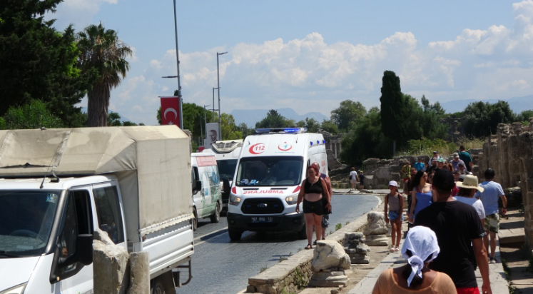 Eylem yapan tezgahtarlar, ambulansa bile yol vermediler