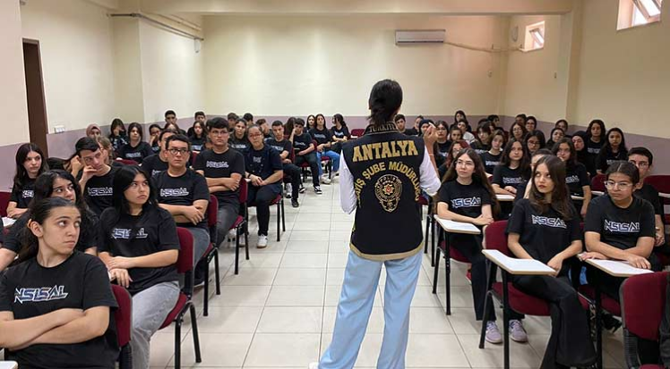 Polisten Güvenli Okullar semineri 