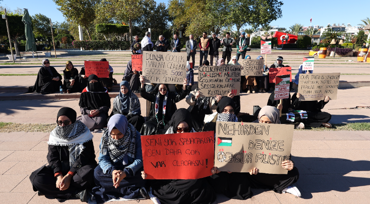 Antalya'da Filistin'e destek için oturma eylemi yapıldı