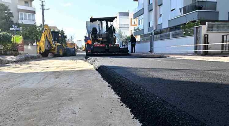 Güzeloba’da asfalt yenileme çalışması