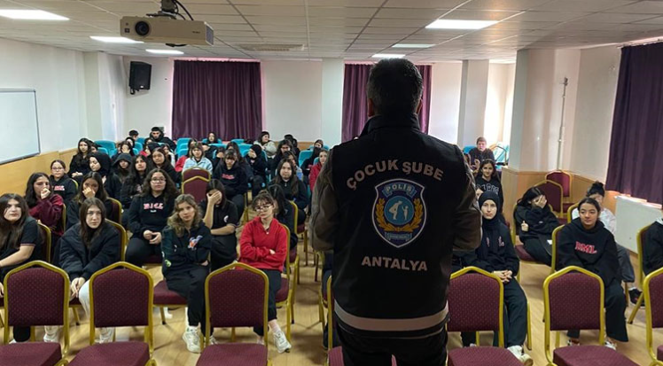 Polislerden öğrenci ve öğretmenlere seminer