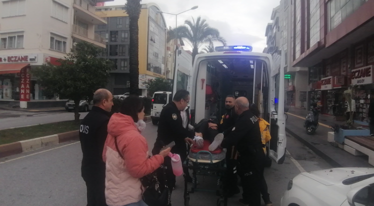 Sürücü belgesi olmayan genç kız kaza yapıp yaralandı