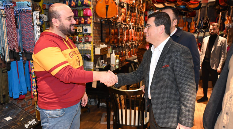 Tütüncü, Muratpaşa'da esnafla kucaklaştı