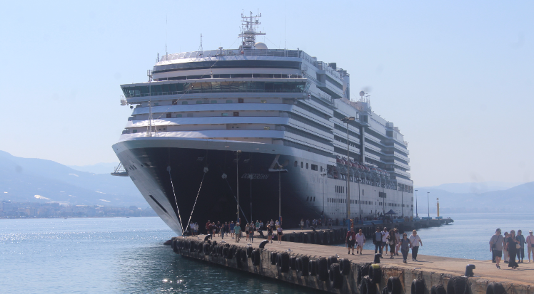 Alanya Limanı’na Oosterdam yolcu gemisi demirledi