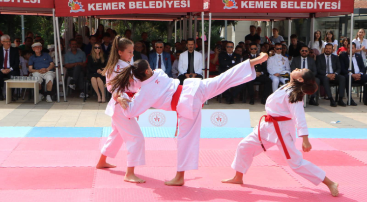 Kemer’de 19 Mayıs Atatürk'ü Anma, Gençlik ve Spor Bayramı kutlandı