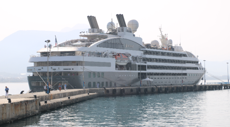“L’austral” adlı kruvaziyer Alanya Limanı’na demirledi