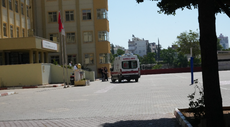 Antalya'da LGS heyecanı: Sınav esnasında bayıldı