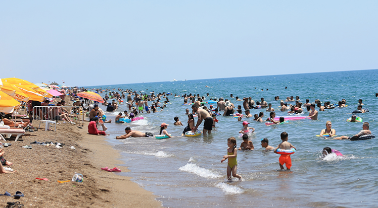Antalya'da turistler plajları doldurdu