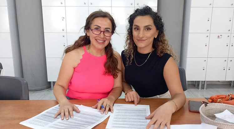 Öğrencisini seminerde buldu