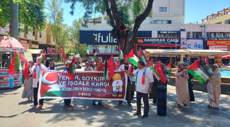 Antalya'da hekimler 33 haftadır Gazze için eylemde