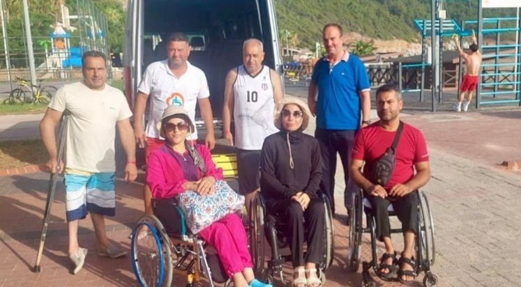 Engelsiz Halk Plajı özel misafirlerini ağırlıyor