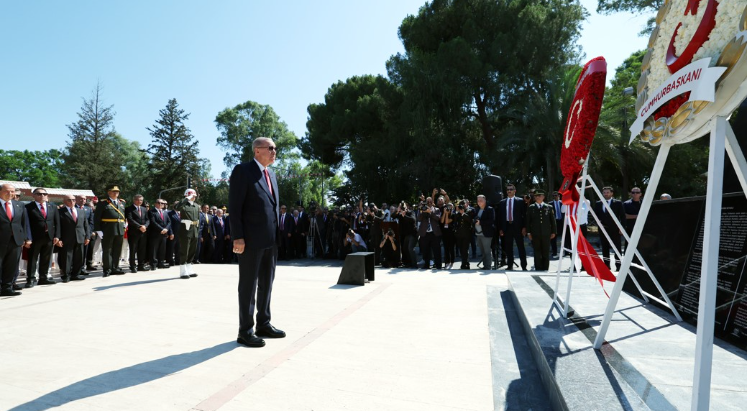 Cumhurbaşkanı Erdoğan, KKTC'de Atatürk Anıtına çelenk sundu