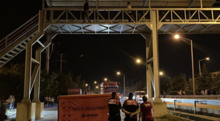 Üst geçide çıkan genci eyleminden vazgeçirdiler