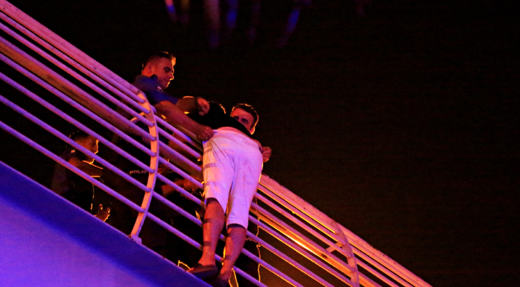 Üst geçitte eylem yapan gence, polisten telefon refleksi