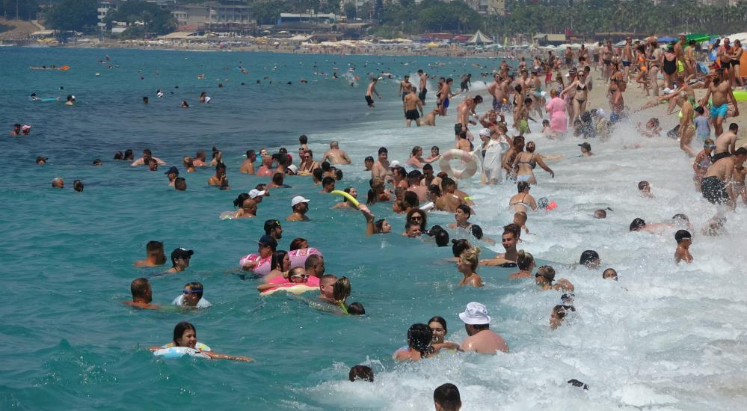 Alanya’da plajlar doldu taştı