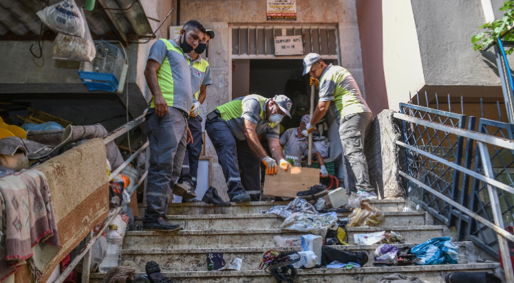 Antalya'da çöp ev kabusu! Apartmandan 6 kamyon çöp çıktı
